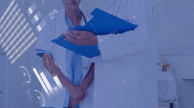 Doktor ve hemşire hasta istatistiklerini gösterirken tıbbi verileri gözden geçiriyorlar. Sağlık, analiz, dijital, profesyonellik, işbirliği, analitik, kesinlik