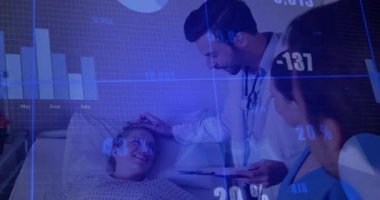 Doktor, hastayı canlandırılmış sağlık grafikleriyle rahatlatırken, hasta yanına yaklaşıp çizelgesini gözden geçiriyor. Tıbbi, sağlık, tanı, iletişim, destek, klinik, analiz