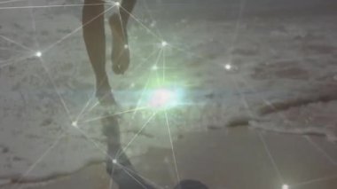 Sörf yapmaya başlayan bir kadın teknoloji konseptini gösteren dijital ağ üzerinde titreşim yayıyor. Okyanus, sahil, dijital, teknoloji, bağlantı, dalgalar, yaz