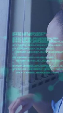 Pencereden bakan kadın üzerinde veri işleme ve kimyasal formülün animasyonu. Küresel bilim ve dijital arayüz kavramı dijital olarak oluşturulmuş video.