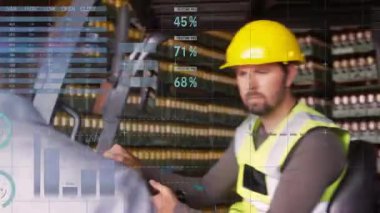 Denetmen depo haritalarını inceliyor, forklift operatörü kontrolleri gösteriyor ve güvenliği tartışıyor. Sanayi, lojistik, işbirliği, verimlilik, teknoloji, işyeri, modern