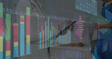 Hasta muayene tabletini inceleyen kadın doktor, hasta muayene tablosunu üst üste koyuyor. Tıbbi, sağlık, analitik, teknoloji, işbirliği, tanı, klinik