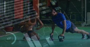 Çaydanlık çanları tutan ve yeşil çimenlikte tahtaları varsayan bir müşteri. Bu sırada koç da fitness verilerini örtüyor. Güç, egzersiz, fitness, kondisyon, eğitim, motivasyon, atletizm