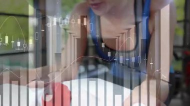 Bir kadın kapağı incelerken su şişesini kapıp fitness hazırlığı için koşu bandına çıkıyor. Fitness, spor salonu, egzersiz, dayanıklılık, sağlık, aktivite, dijital