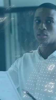 Muhtelif meslektaşların ofiste iş görüşmesi üzerine finansal veri işleme animasyonu. Küresel iş, finans, bilgisayar ve dijital arayüz kavramı dijital olarak oluşturulmuş video.