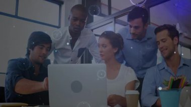 Bilgisayarı işaret eden takım veri görselleştirmesine başlıyor. Teknoloji ofisindeki görüşleri analiz ediyor. İşbirliği, takım çalışması, yenilik, dijital, analitik, modernite, beyin fırtınası