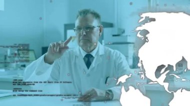 Kıdemli bilim adamı parmağını kaldırıyor, araştırma verilerini güncelleyen dönen dijital dünya ile etkileşimde bulunuyor. Teknoloji, yenilik, veri görselleştirme, bilimsel araştırma, fütüristik, dijital arayüz, işbirliği