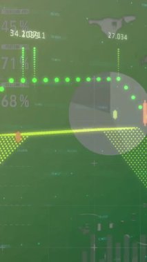 Finansal veri işleme animasyonu ve yeşil arka plan istatistikleri. Küresel iş, finans, hesaplama ve veri işleme kavramı dijital olarak oluşturulmuş video.