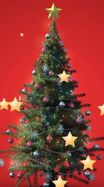 Yıldızların düşüşünün animasyonu ve kırmızı arka planda noel ağacı. Noel, kış, gelenek ve kutlama konsepti dijital olarak oluşturulmuş video.