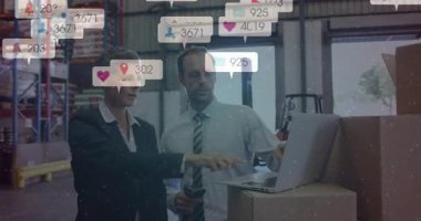 Depo yöneticileri dizüstü bilgisayarları rafa kaldırıyor. Operasyonları değerlendiren ölçüler üretiyorlar. Sanayi, lojistik, teknoloji, takım çalışması, analitik, profesyonel, kurumsal