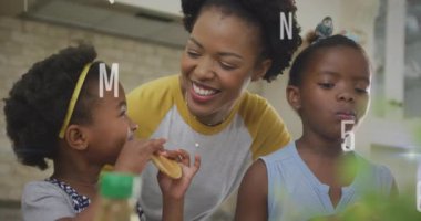 Kahvaltıda krep yiyen bir kız, annesi ablasını teknolojik kaplamalarla tatmaya teşvik ediyor. Aile, birliktelik, sıcaklık, beslenme, samimiyet, ev, yaşam tarzı.