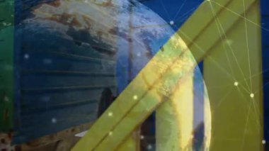 Dönen dijital küre rehberi kız kamerayı kaldırıyor, odak noktasını ayarlıyor ve teknoloji odaklı sahneleri yakalıyor. Global, çocukluk, teknoloji, macera, keşif, merak, vintage