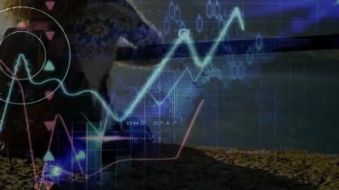 Kıyı şeridini kaplayan hareketli finansal tablolar trabzanlara eğilen ve trendleri gösteren kadınlara odaklanıyor. Teknoloji, finans, analitik, dijital, manzara, ufuk, görselleştirme