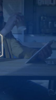 Dijital tabletle kafede kahve içen Afro-Amerikan bir adamın dijital ikonlarının canlandırılması. Küresel ağ ve iş teknolojisi kavramı