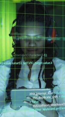 Sunucu odasında tablet kullanan Afro-Amerikan kadın mühendis üzerinde veri işleme animasyonu. Bilgisayar arayüzü ve iş veri depolama teknolojisi kavramı