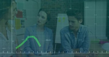 Spor ceketli bir kadın, üst üste iş çizelgesinde el sallıyor, adam başını sallıyor, çizelge çıkartıyor, takım planlaması yapıyor. İşbirliği, takım çalışması, analitik, ofis, iş, profesyonel, strateji