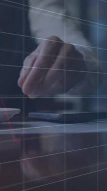 Kahve fincanı alan adamın orta kesiminde birden fazla grafik ve değişen numaraların animasyonu. Dijital bileşik, çoklu pozlama, rapor, iş, büyüme, içki ve içecek kavramı.