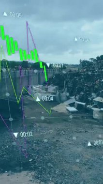 Çöp sahasında finansal veri işleme animasyonu. Küresel ekoloji, finans ve dijital arayüz kavramı dijital olarak oluşturulmuş video.