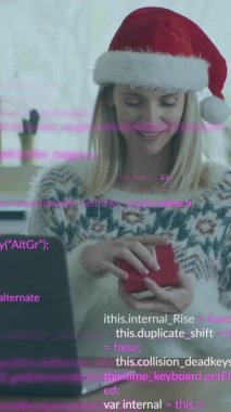 Kafkasyalı erkek hacker üzerinde veri işleme animasyonu. Küresel covid salgını ve sağlık hizmetleri konsepti dijital olarak oluşturulmuş video.