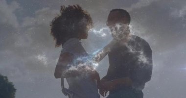 Film çifti insanoğlunun göğsüne ellerini koyuyor kozmik örtüyü başlatıyor ve gökyüzünün altında kucaklaşmaya rehberlik ediyor. Romantizm, samimiyet, bağlantı, göksel, kozmik, gece, uyum