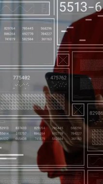 Okulda, kırmızı tişörtlü kişi dijital arayüzde veri gösteren animasyon kullanıyor. Teknoloji, yenilik, eğitim, etkileşimli, sınıf, fütüristik