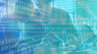 Kız atölyedeki atölye toplantısına çift atımlı atımlarla rehberlik ederken kabloları işaret ediyor. Elektronik, diy, atölye, öğrenme, akıl hocalığı, yenilik, işçilik