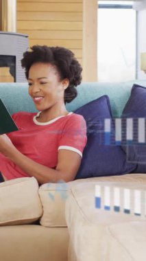 Kanepede kitap okumak, veri işleme animasyonu bitmiş bir kadın. Teknoloji, yenilik, çoklu görev, gelecek, dijital kaplama, rahatlama