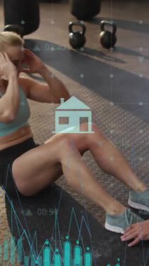 Spor salonunda antrenörle mekik çeken bir kadın için sağlık verisi takibi. egzersiz, eğitim, sağlık, teknoloji, kişisel antrenör, egzersiz