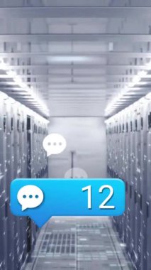 Sohbet baloncuklarının animasyonu ve koridordaki veri sunucularında yüzen 43 numara. Teknoloji, iletişim, ağ, dijital, bilgi, bulut