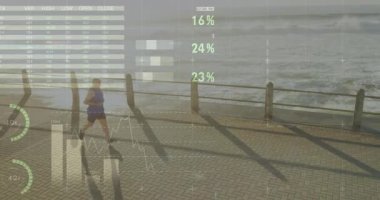 Kıdemli erkek koşucu, tahta kaldırımda koşuya başlıyor. Formda kalma gösterge paneli izleme ölçümlerini etkinleştiriyor. Sporcu, teknoloji, yenilik, yaşam tarzı, açık hava, sağlık, dijital