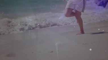 Sağ ayak ıslak kuma çarparken koşucunun bacakları formda olduğunu gösteriyor. Atletik, hareketli, hassas, dinamik, teknoloji, spor, dayanıklılık