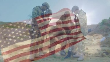 Askerler diz çöküp katlanmış bayrağı çekiyor şeffaf bir şekilde örtüyor ve ilerliyorlar. Vatanseverlik, yoldaşlık, disiplin, esneklik, dayanıklılık, engebeli, açık hava, birlik