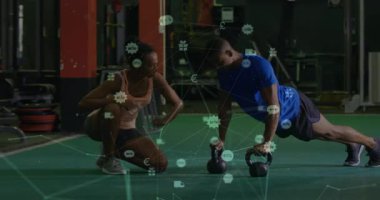 Koç altında güç için kettlebell sıralaması yapan müşteri titreşim veri simgeleriyle duruşu düzeltiyor. Eğitim, güç, sağlık, motivasyon, spor, performans.