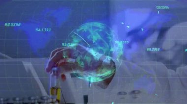 Eldivenli eldiven test tüpleri seçerken holografik küre beliriyor ve veri güncelleniyor. Bilim, yenilik, teknoloji, araştırma, görselleştirme, analiz, fütüristik