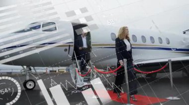 İş kadını jet merdivenlerden iniyor. Kırmızı halıyı aşan finans raporlarını gösteriyor. Meslektaşı takip ediyor. Lüks, şirket, yönetim, modern, ulaşım, profesyonellik, başarı