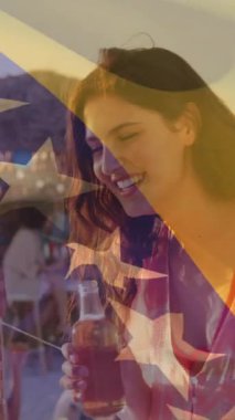 Kumsalda, birkaç bira şişesi tokuşturma, bayrak kaplama sahnesi animasyonu. Tatil, rahatlama, kutlama, tropik, okyanus, romantizm