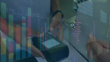 Kasiyer dinleme terminalini depolamak, akıllı adam ödemesini işlemek, makbuzu tezgahın üzerine yazdırmak. Perakende, ticaret, alım-satım, bağlantı yok, dijital, çıkış, teknoloji