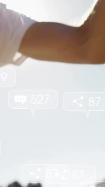 Kriket oyuncusu sosyal medya bildirimleri ile hareket halinde, animasyon örtüşüyor. Spor, atlet, yarışma, teknoloji, katılım