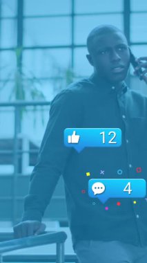 Afrika kökenli Amerikalı bir adamın ofisten araması üzerine sosyal medya tepkilerinin animasyonu. İş, sosyal medya, iletişim ve teknoloji konsepti dijital olarak oluşturulmuş video.