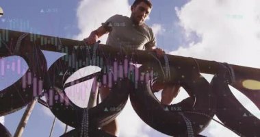 Lastik yığınından çıkan bir tırmanıcı kirişe tırmanıyor ve spor yapmak için merdivene doğru sürünüyor. Macera, dayanıklılık, atletizm, açık hava, dayanıklı, kararlılık, spor