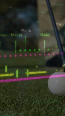 Kafkasyalı adamın golf sopasıyla golf topuna vuruşunun alt kısmındaki sayılarla grafiklerin animasyonu. Dijital kompozit, çimen, golf kursu, bacak, ayakkabı, yeşil, spor, hobi ve yarışma konsepti.