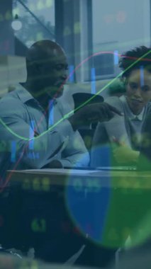 Veri analizi, borsada animasyon grafikleri olan iş adamları. Finans, analitik, eğilimler, yatırım, şirket, büyüme