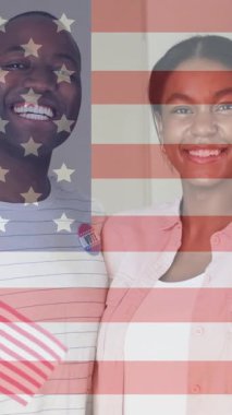 Amerikan bayrağı animasyonuyla bayrak tutan gülümseyen bir çifti kutluyoruz. Vatanseverlik, seçim, demokrasi, kutlama, birlik, sivil