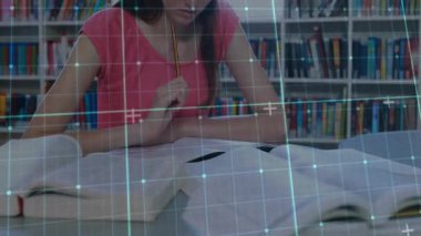 Öğrenci kurşun kalem tıklatıyor, sayfa yazma notlarını canlandırarak eğitimin gelişmesini sağlıyor. Öðrenim, konsantrasyon, öðrenme, okur yazarlık, eðitim, akademi, odaklanma