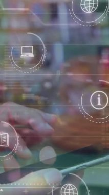 Bir kafede cep telefonu kullanan bir adamı gösteren dijital bir kompozit. Dijital olarak üretilen covid pandemik konsept sırasında küresel bilim bağlantıları ve veri işleme.