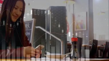 Kadın akıllı telefonu kaldırıyor ve animasyon finans çizelgesi olarak restoran masasında güncelleme yapıyor. Teknoloji, finans, veri, analitik, modern, ticaret, iletişim