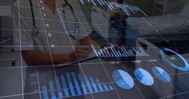 Doktor tableti tıklatıyor, tıbbi veri hologramlarını güncelliyor ve çocuk hastayı gülümseyerek rahatlatıyor. Sağlık, teletıp, teknoloji, pediatri, tanı, klinik, dijital