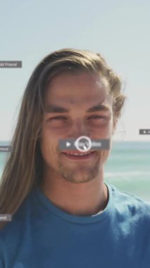 Sahilde gülümseyen bir insan ve sosyal medya bildirimleri canlanıyor. tatil, teknoloji, mutluluk, tatil, okyanus, yaz