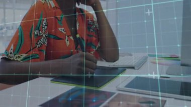 Tasarımcı Stylus 'u tablet aktifleştirici ızgara örtüsüne yerleştiriyor, çiziyor ve pastel örnekleri karşılaştırıyor. Dijital sanat, yaratıcı çalışma alanı, tasarım süreci, renk paleti, modern stüdyo, grafik oluşturma, görsel gelişim