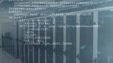Zamanlanmış şeffaf örtüler sunucu rafları üzerinde kayboluyor ağ istekleri ve geometriyi görselleştiriyor. Teknoloji, veri, siber güvenlik, dijital, yenilik, sanayi, altyapı